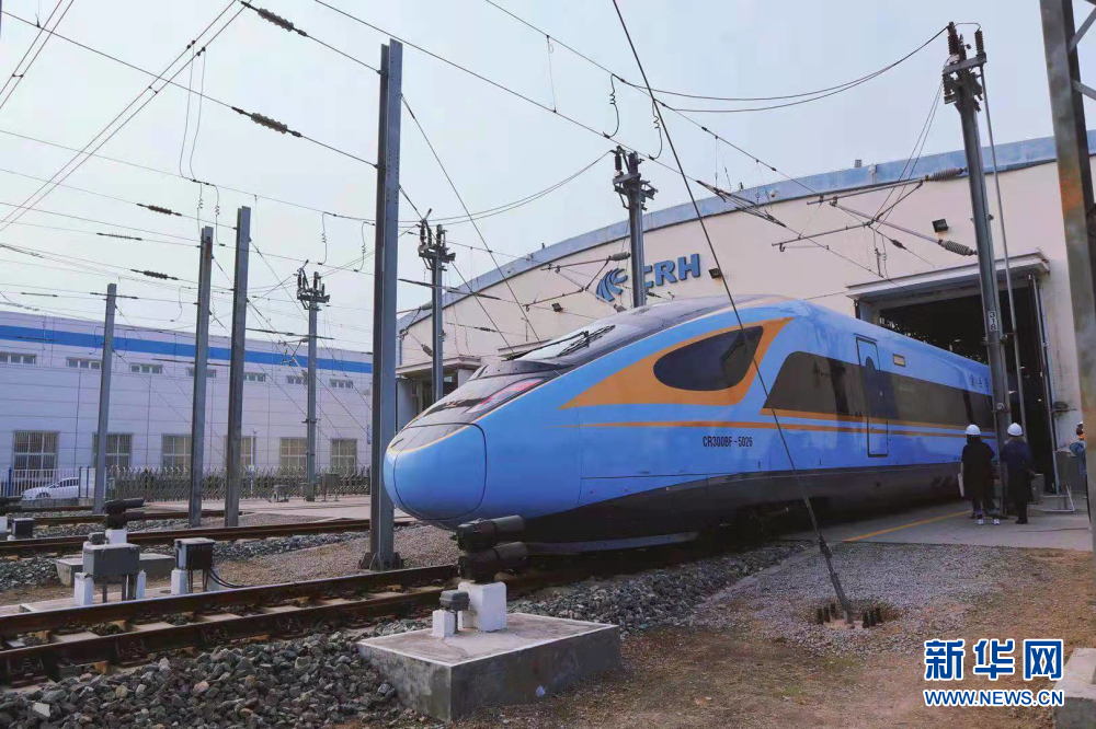 抵达西安动车段的cr300bf型"复兴号"动车组.新华网发