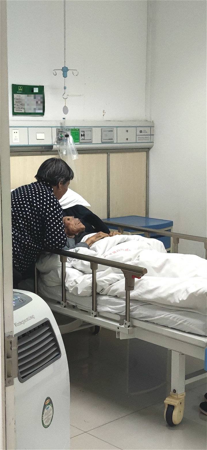 枣庄一对古稀老人这一幕感动无数网友