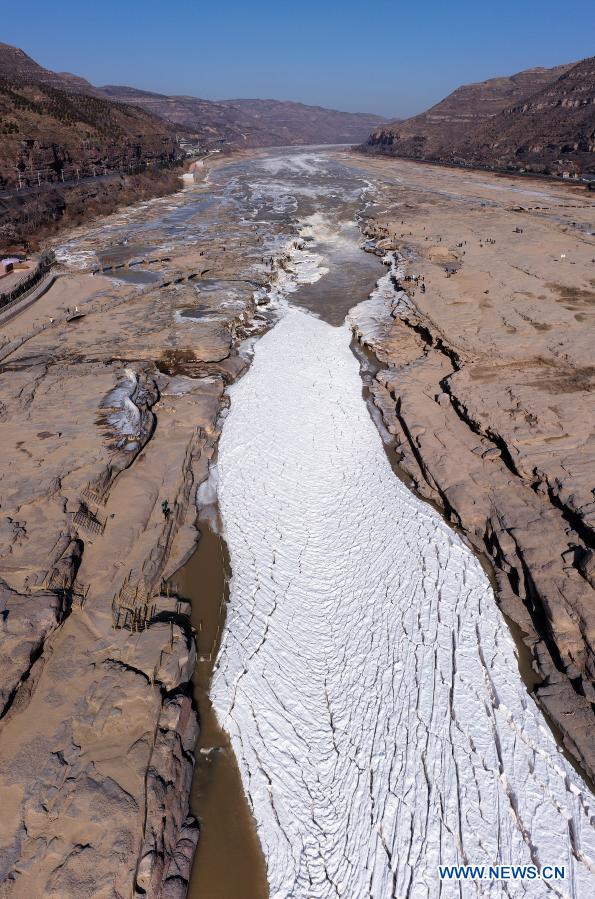 Aerial photo taken on Dec. 16, 2020 shows a view of the ice-covered Yellow River near the Hukou Waterfall scenic spot in northwest China's Shaanxi Province. The Hukou waterfall, located on the border area between north China's Shanxi and northwest China's Shaanxi provinces, formed spectacular winter scenery as temperature continued to drop in recent days. (Xinhua/Tao Ming)