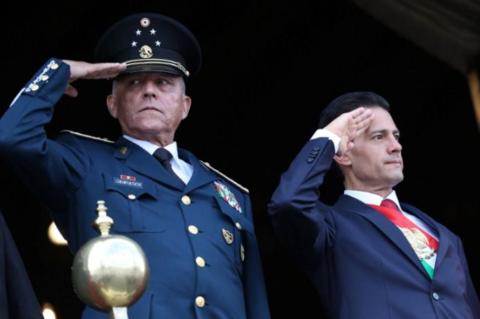 2016年9月16日，在墨西哥首都墨西哥城，时任墨总统培尼亚（右）和国防部长萨尔瓦多·西恩富戈斯·塞佩达向接受检阅的士兵敬礼。新华社/路透