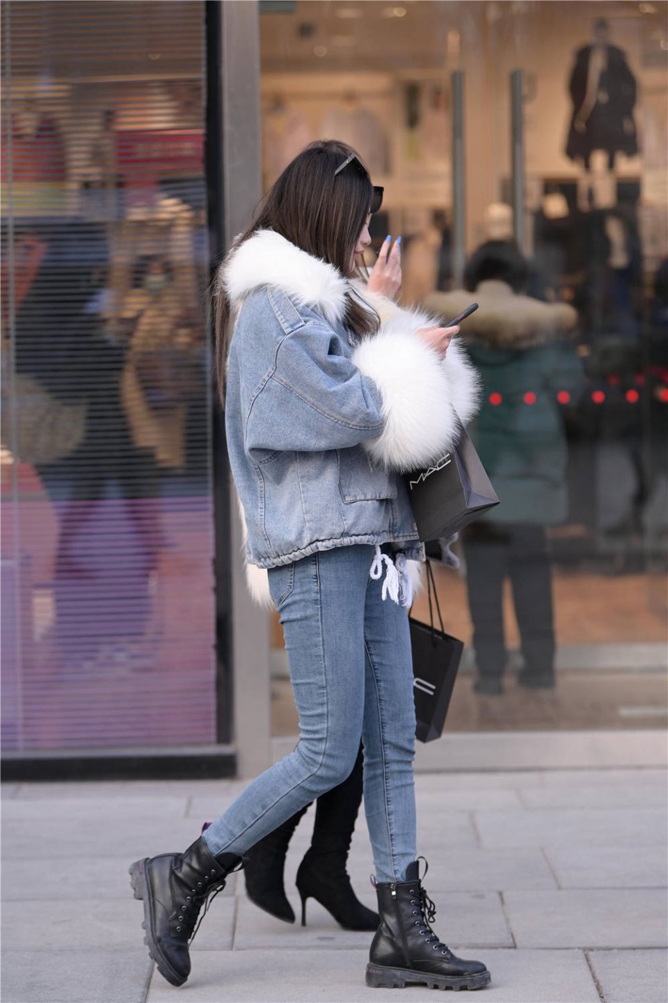 牛仔裤搭配短靴,牛仔裤不同,短靴不同,穿出风格差别也很大