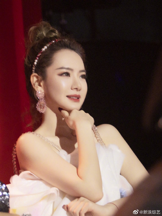 戚薇穿着白色雾莲仙女裙个性甜美,温柔淑女气质溢出屏幕