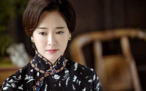 在陈道明的帮助下左小青接到了很多高质量的作品,一下子火了起来.