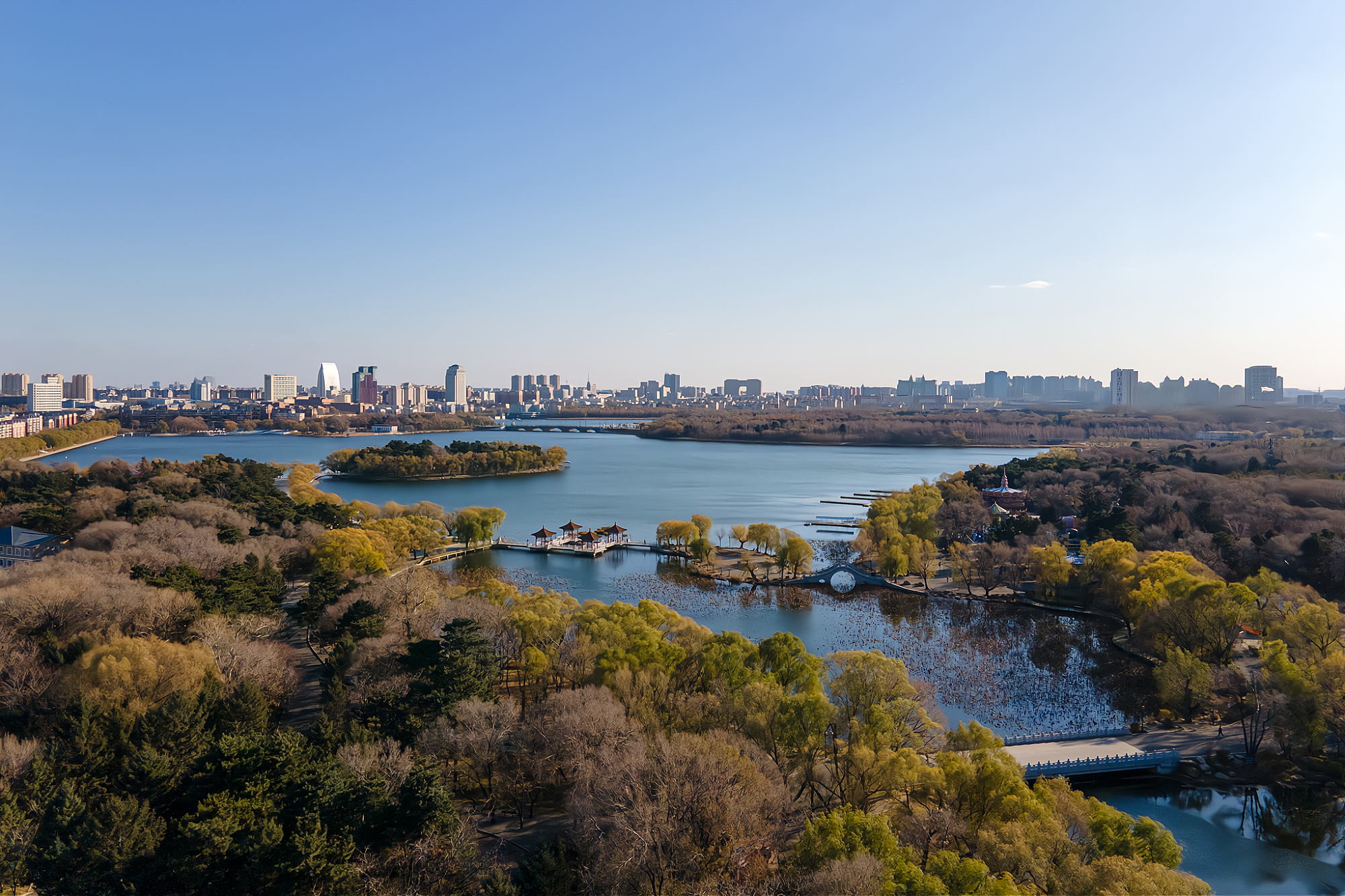 长春地标建筑之一:长春解放纪念碑,高30多米,仿佛一座巨门|长春|纪念