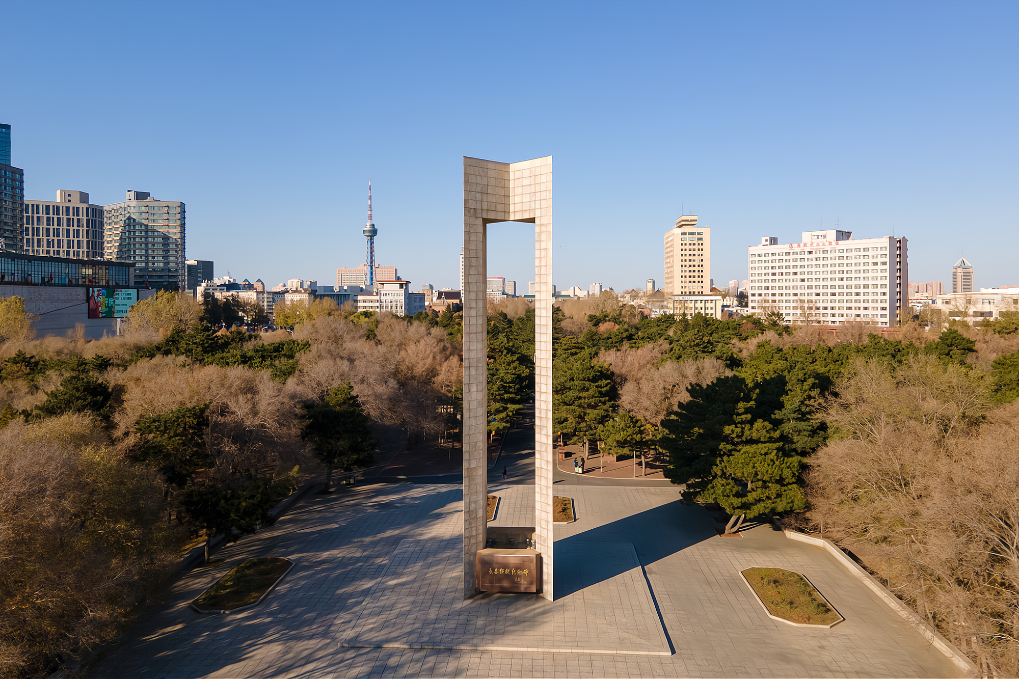 长春地标建筑之一:长春解放纪念碑,高30多米,仿佛一座巨门