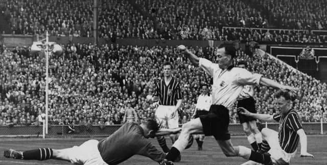 从普通纳粹伞兵变成球场上的传奇门将特劳特曼的别样人生