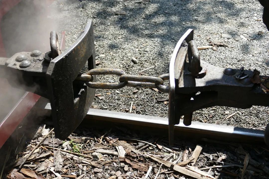 火车车钩摇摇晃晃为何不会松开,这是什么原理?