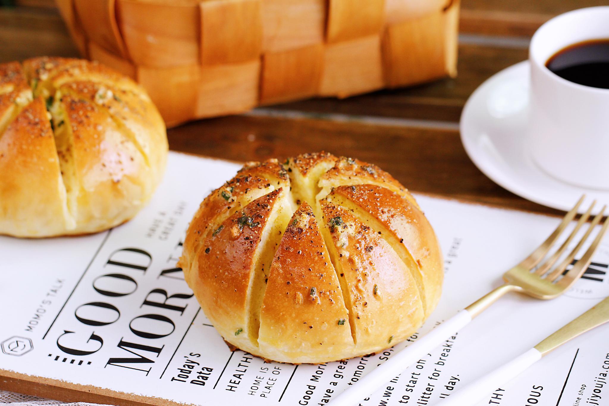 金黄焦香的面包皮,包裹着热腾浓郁的奶油芝士,夹杂着浓郁的蒜香