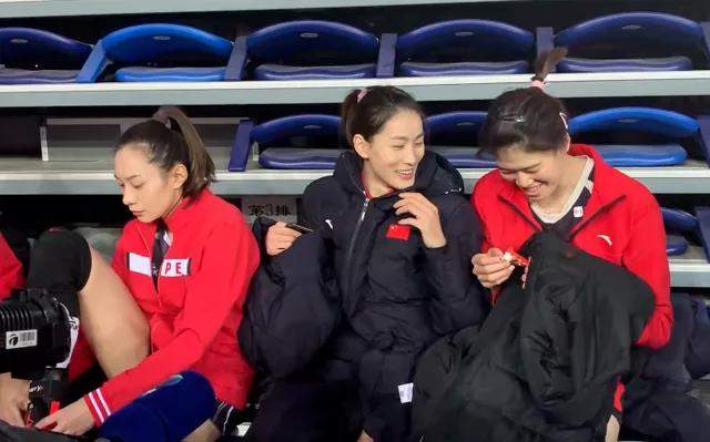 垫脚刁琳宇李盈莹赛后喂她吃巧克力很有爱姜倩雯的表情最真实