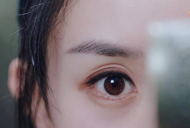 别再说《有翡》赵丽颖老了,看看颖宝旧照,眼窝深其实是天生的