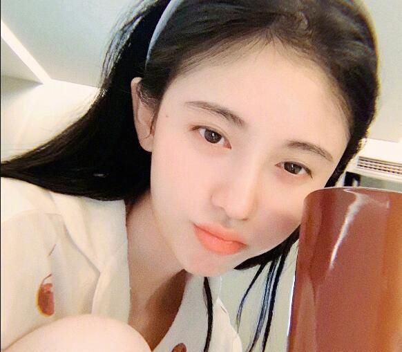 鞠婧祎晒素颜照,发际线粉被洗掉后,这才是她真实样子