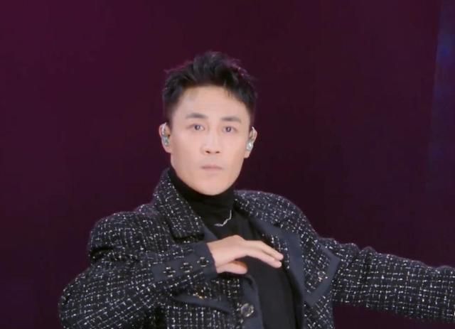 追光吧哥哥杜淳表演蔡徐坤的情人一口烫嘴英语引热议