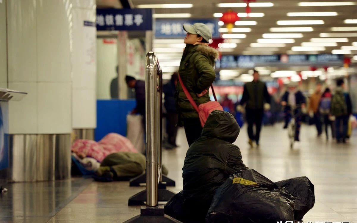 地铁通道睡着的打工人,不值得可怜?请嘴下留情,不攻击,不嘲笑