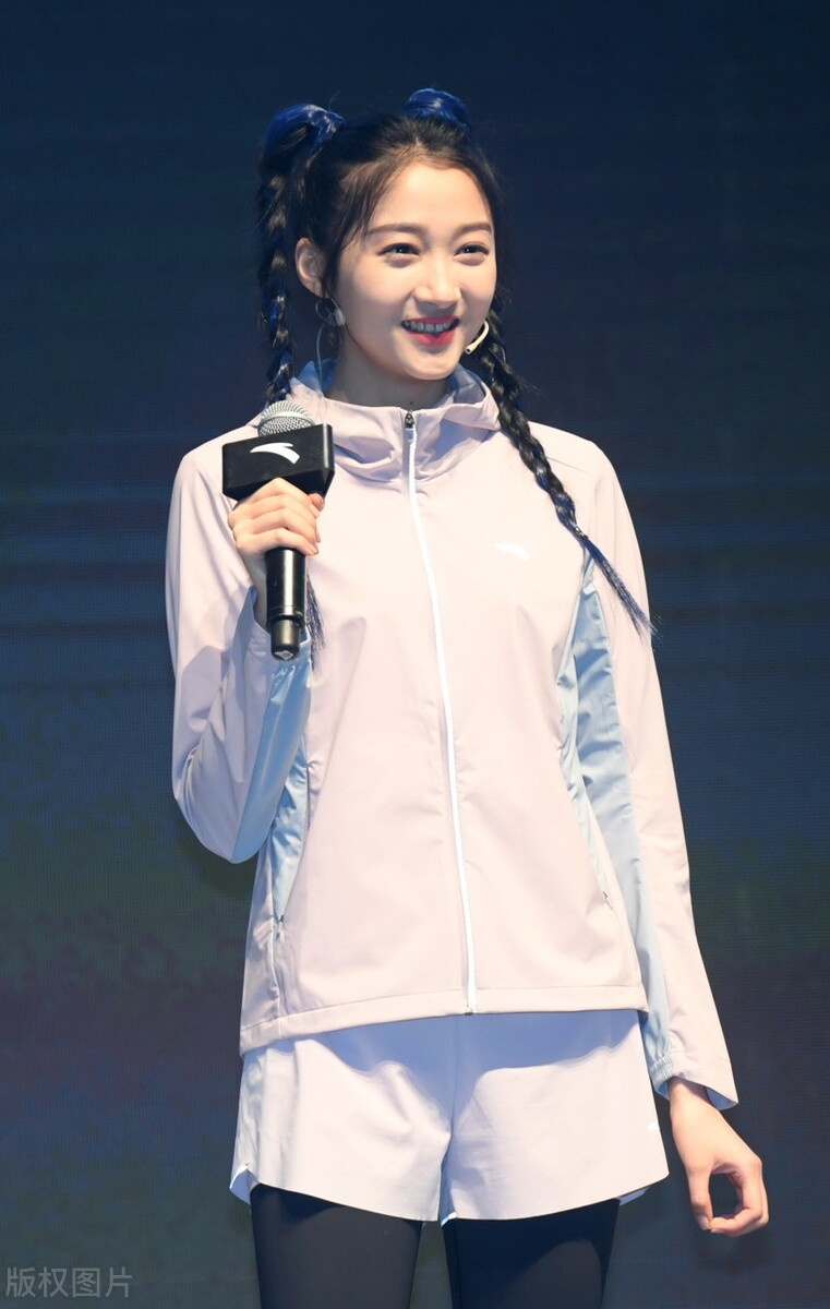 关晓彤一袭粉色运动装出席活动,扎起两个马尾辫呆萌可爱