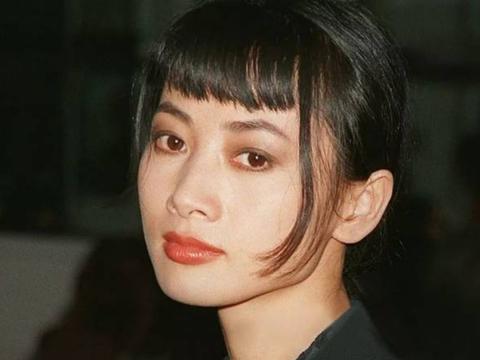 在1997年,白灵又与李察·基尔,孟广美等人一起出演了影片《红色角落