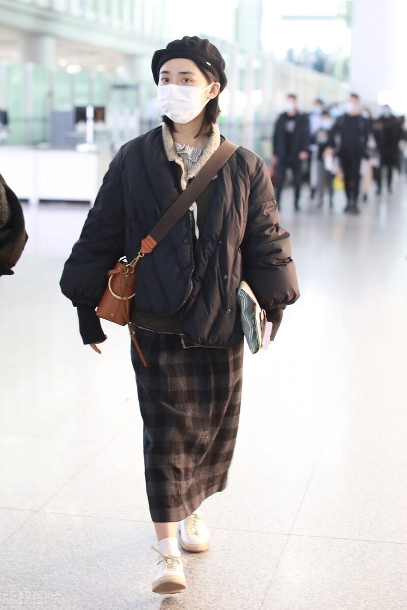 沈月穿小棉袄搭配格子裙现身机场个性古灵精怪有邻家少女气质