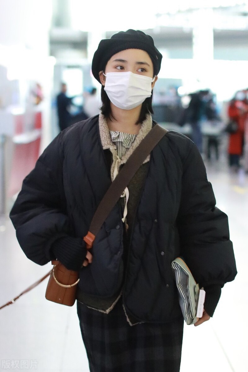 沈月穿小棉袄搭配格子裙现身机场个性古灵精怪有邻家少女气质