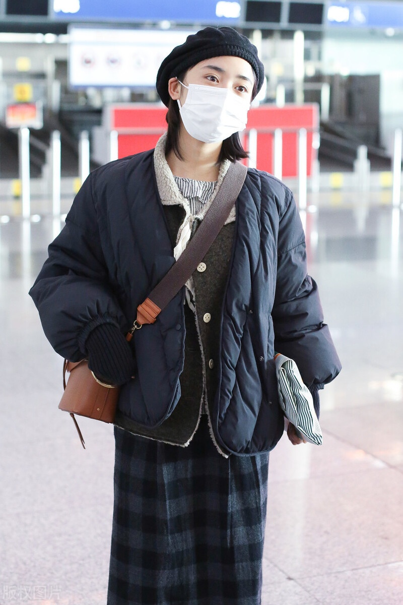 沈月穿小棉袄搭配格子裙现身机场个性古灵精怪有邻家少女气质