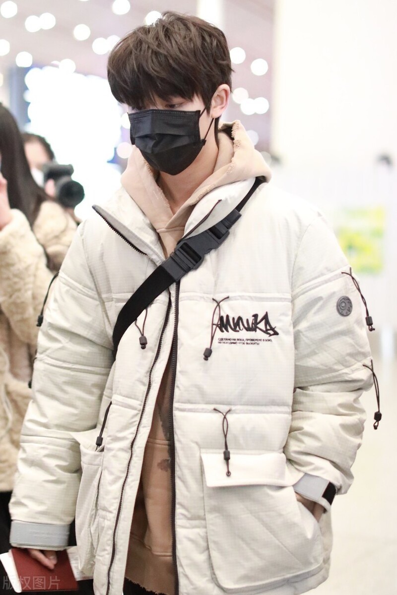 丁程鑫穿白色羽绒服现身机场一路低头略显低调