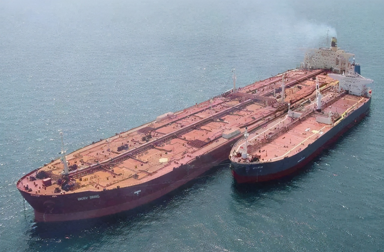 但要说历史上最大的船,那必定归"海上巨人号"莫属.