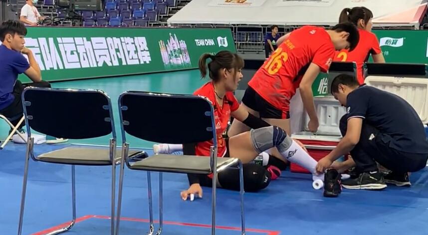 李盈莹又伤一人!刁琳宇踩脚受伤表情痛苦,落泪坚持上场让人心疼