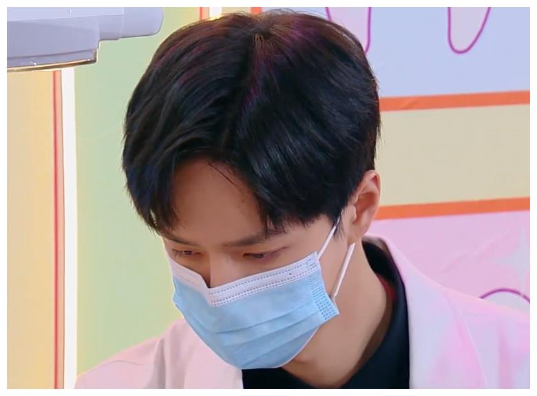 《天天向上》王一博扮演牙医,白大褂造型太惊艳,有小说男主味了