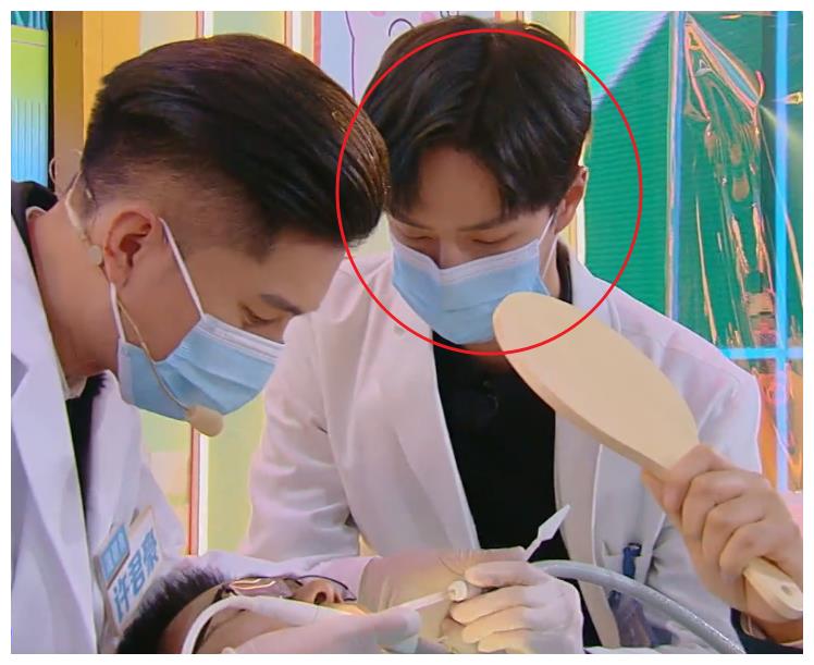 《天天向上》王一博扮演牙医,白大褂造型太惊艳,有小说男主味了