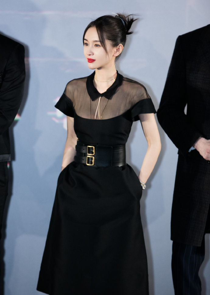 王子文身材被低估了看着像是骨感瘦穿小黑裙却藏不住曲线