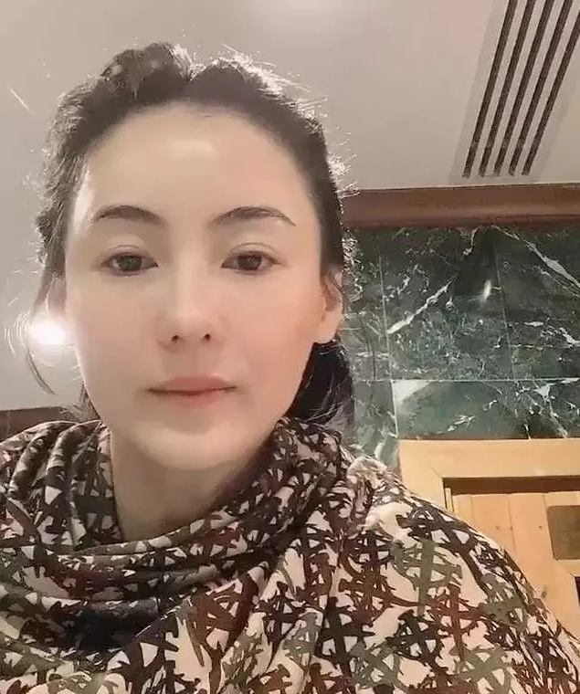 张柏芝胖了?穿粉色毛衫围着印花围巾遮不住小肚腩,像怀了第四胎