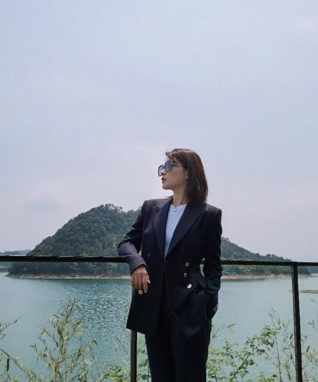 刘涛又扮女强人,出门旅游也穿着西装套装,时髦洋气又气场全开