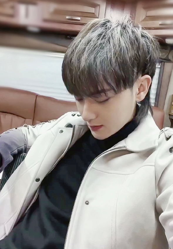 黄子韬吸烟被拍发微博怒斥偷拍者断章取义博眼球必须道歉