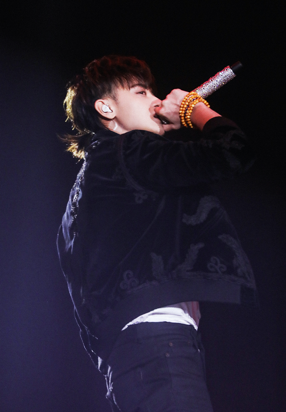 黄子韬吸烟被拍发微博怒斥偷拍者断章取义博眼球必须道歉