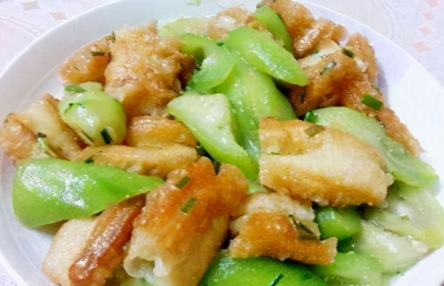 早餐剩下的油条午餐来入菜,油条烧丝瓜,油条吸收丝瓜的汤汁