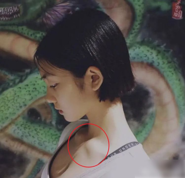 14岁黄多多晒短发照侧颜养眼完美锁骨太优越低领着装引争议