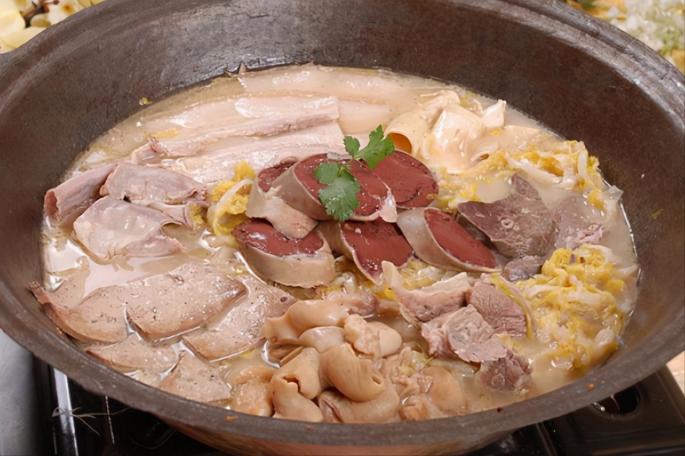 冬天来一道聚鲜集东北杀猪菜,除了肉嫩汤鲜,开胃解馋,还很暖胃