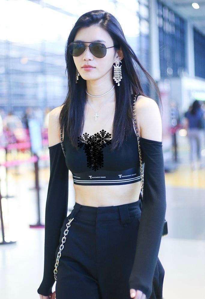 如此纤细的腰围令人怀疑奚梦瑶买了裤子之后是不是都要拿给裁缝改一改