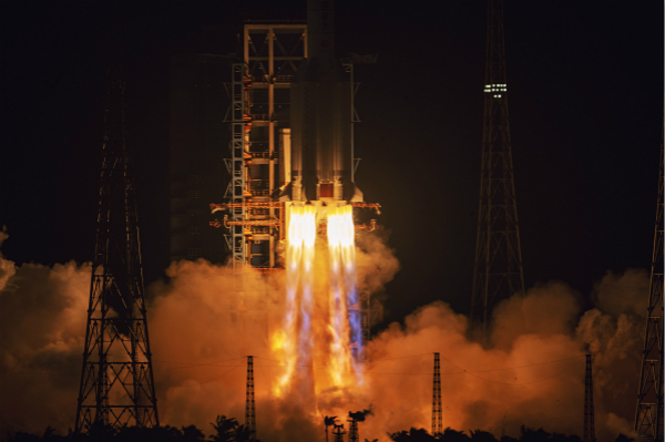 图说:11月24日,长征五号遥五运载火箭在中国文昌航天发射场点火升空