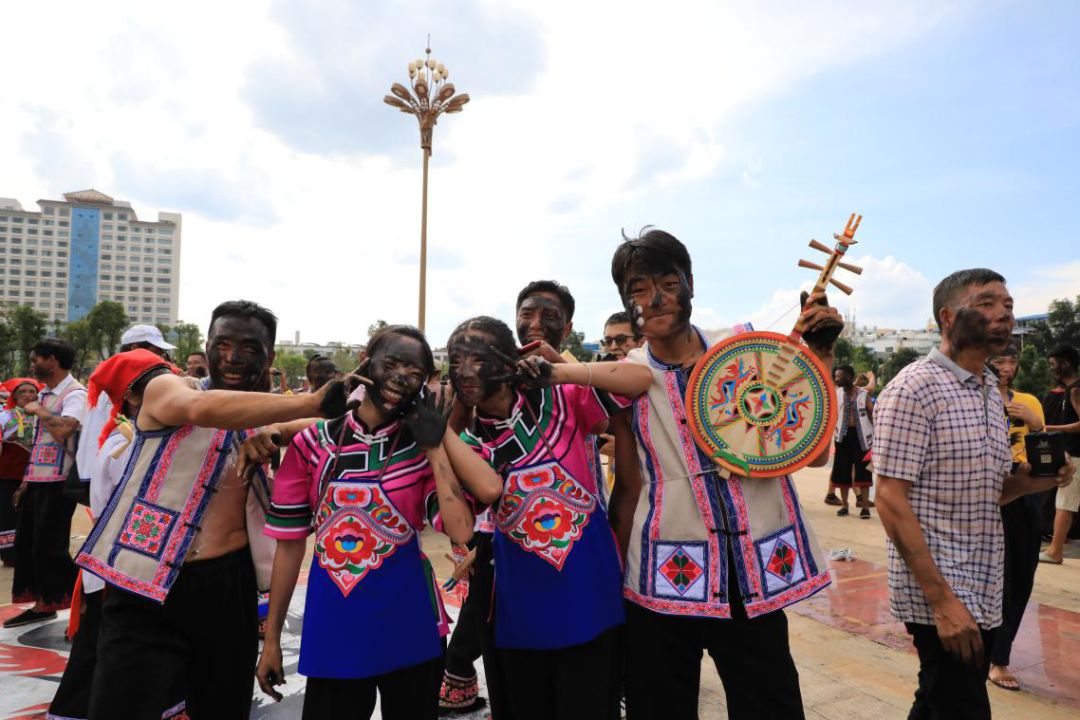 群众最隆重的传统节日节日期间来自各地的游客与当地群众共跳弦子舞