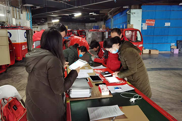 南京银行北京分行零售团队向快递小哥传送温暖