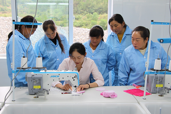 图为建行大学在陕西安康财梁社区组织产业培训，将定制化惠民课程送到社区工厂。