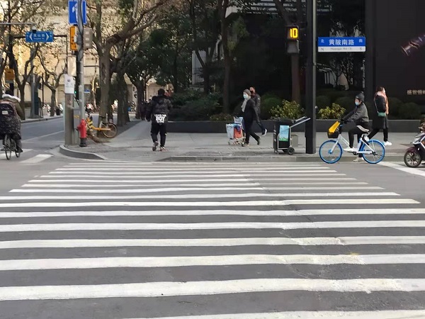 新闻追踪这段人行横道线不再缺胳膊少腿了