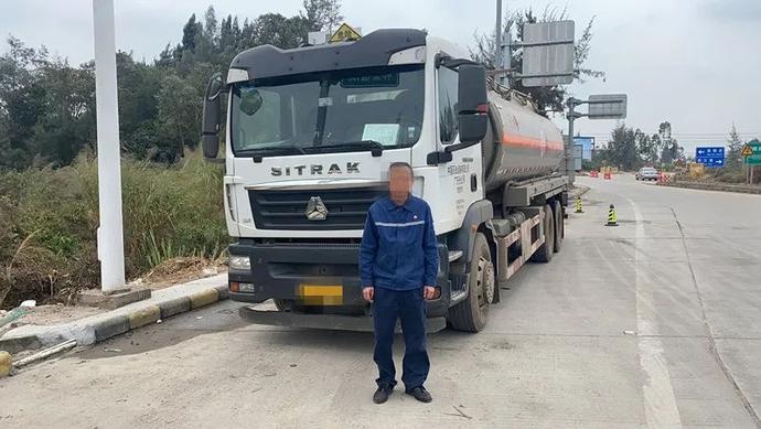 民警立即依法拦停该车进行检查,竟发现该危险品运输车无押运员人随车