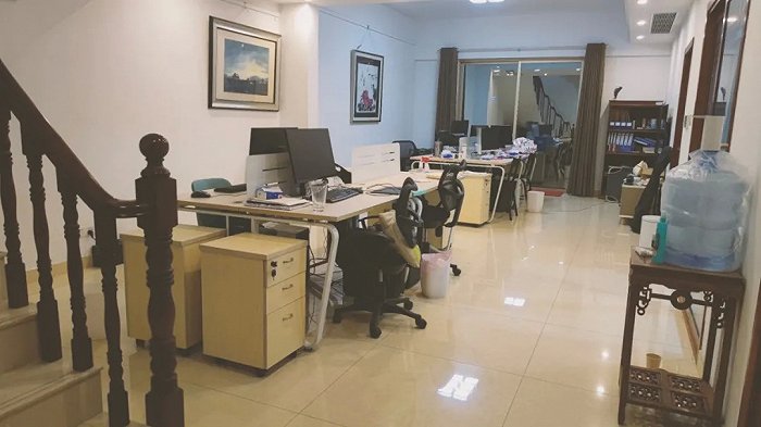 他们租了一套房，将一楼设为办公区域