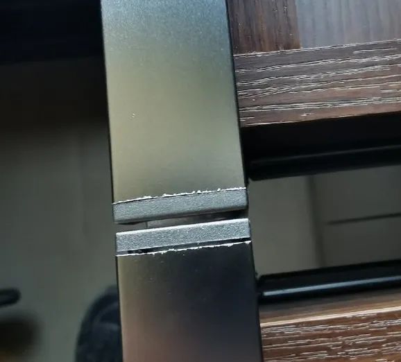 ▲光滑拉手（红圈处）与有毛刺的拉手对比