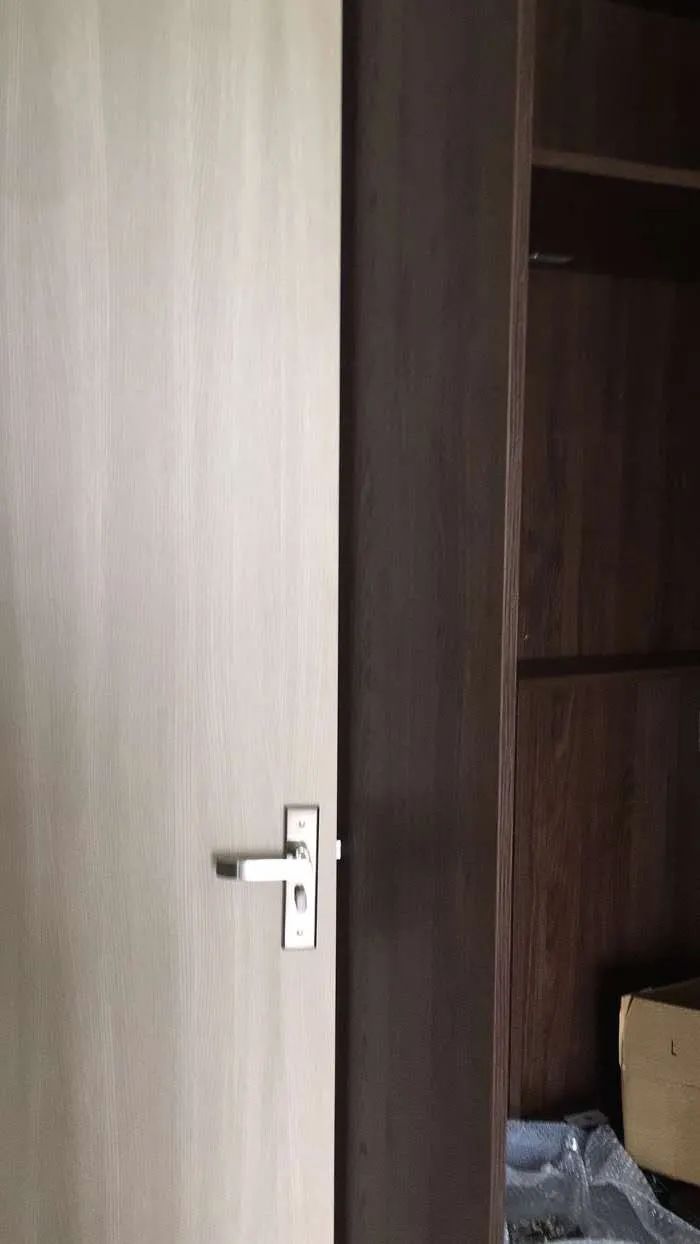 ▲衣柜突出，让房间门难以开合