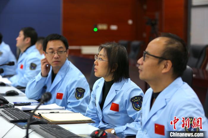 北京空间信息传输中心副总师姬涛在任务现场 邹芳 摄