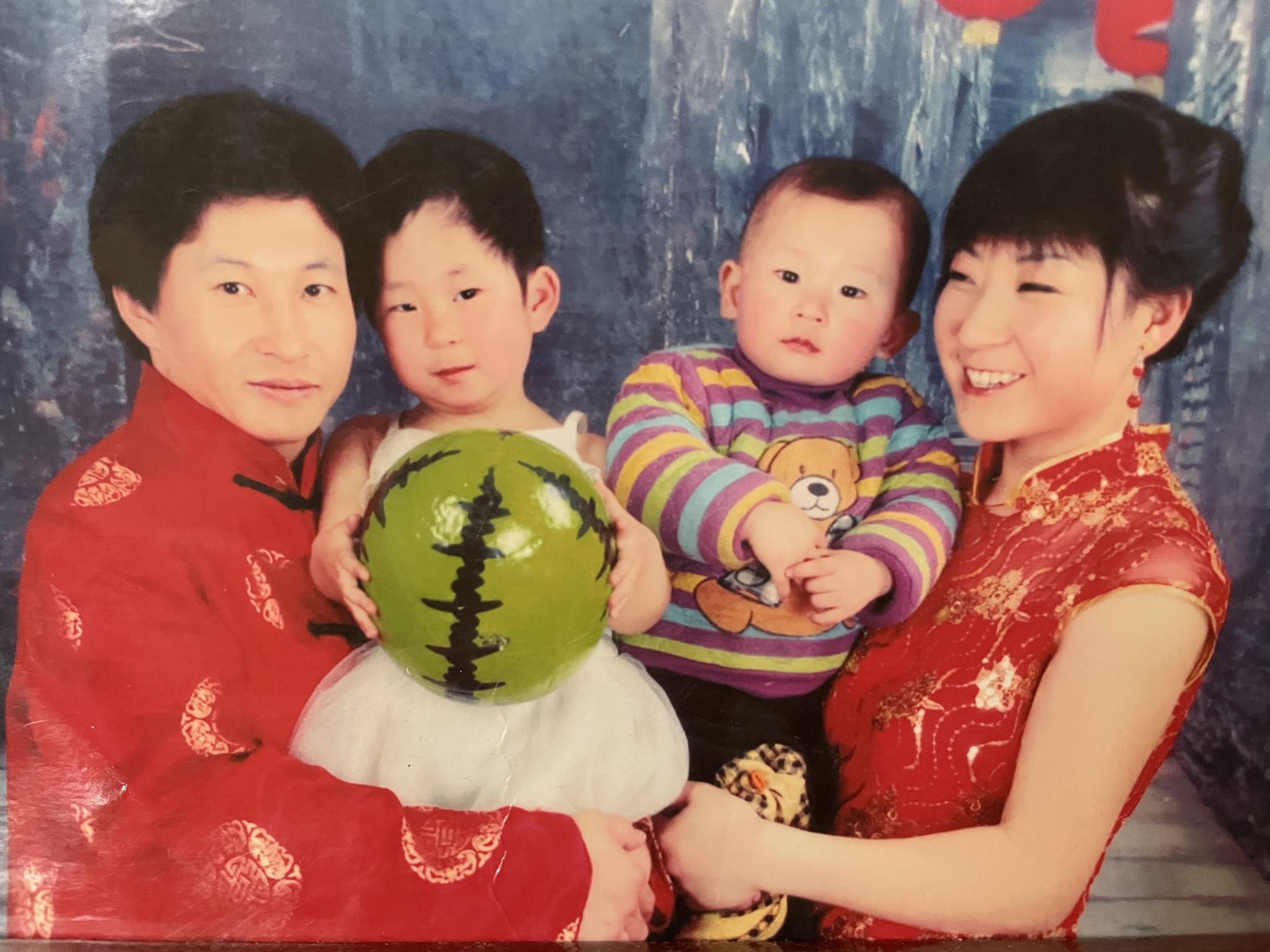 2010年刘利勤一家的全家福。受访者供图