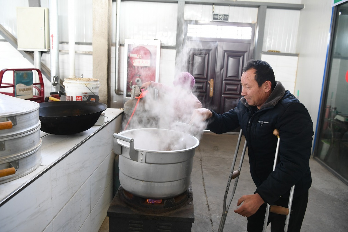 一天一只羊，这对残疾人夫妇在家门口的扶贫集市创了业