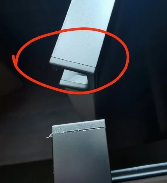 ▲光滑拉手(红圈处)与有毛刺的拉手对比