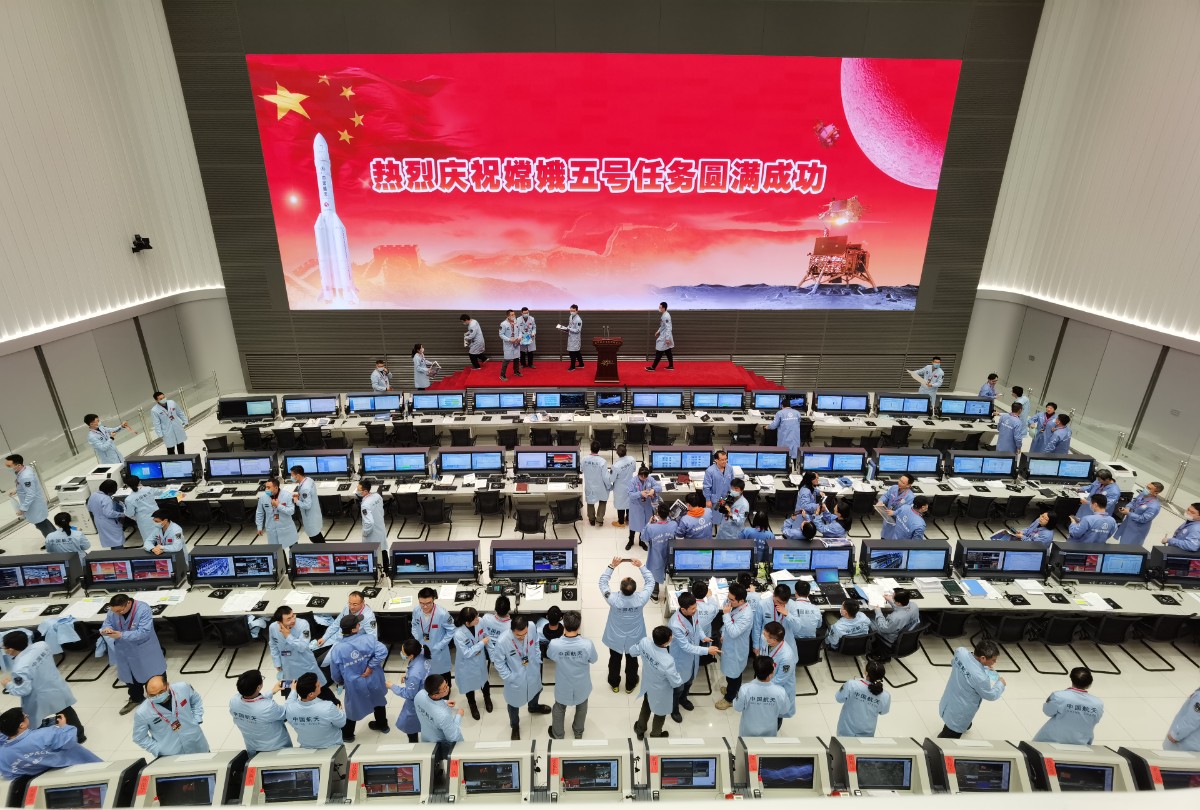 嫦娥五号返回器成功着陆,工作人员庆祝任务圆满成功